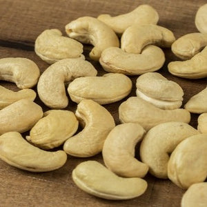 Vaaleita cashewpähkinöitä.