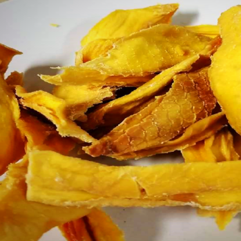 Keltaisia, kuivattuja mangonpalasia.