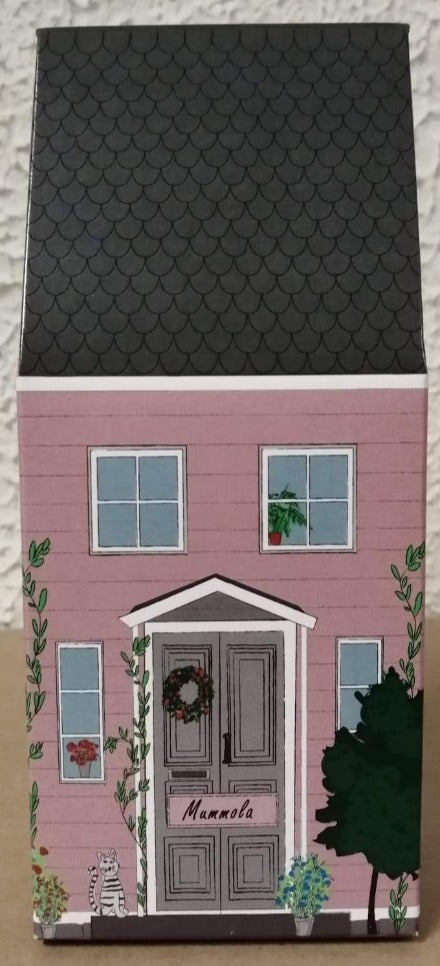 Teepakkaus, jossa vaaleanpunaisen talon kuva ja ovessa teksti Mummola.