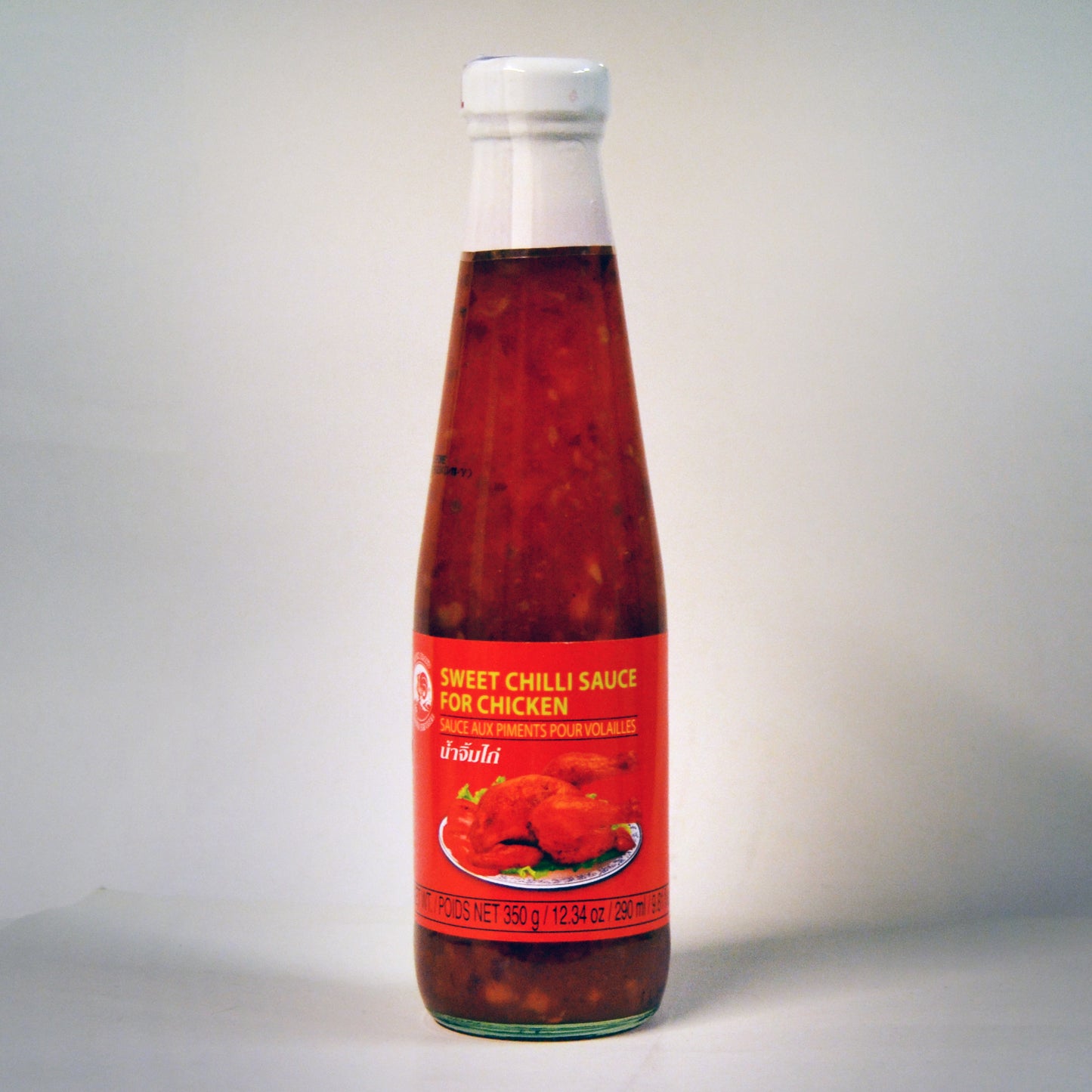 Chilikastikepullo, etiketissä teksti sweet chili sauce for chicken.