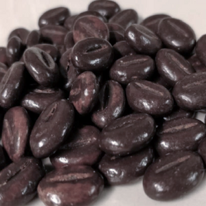 Tummalla suklaalla kuorrutettuja kahvipapuja.